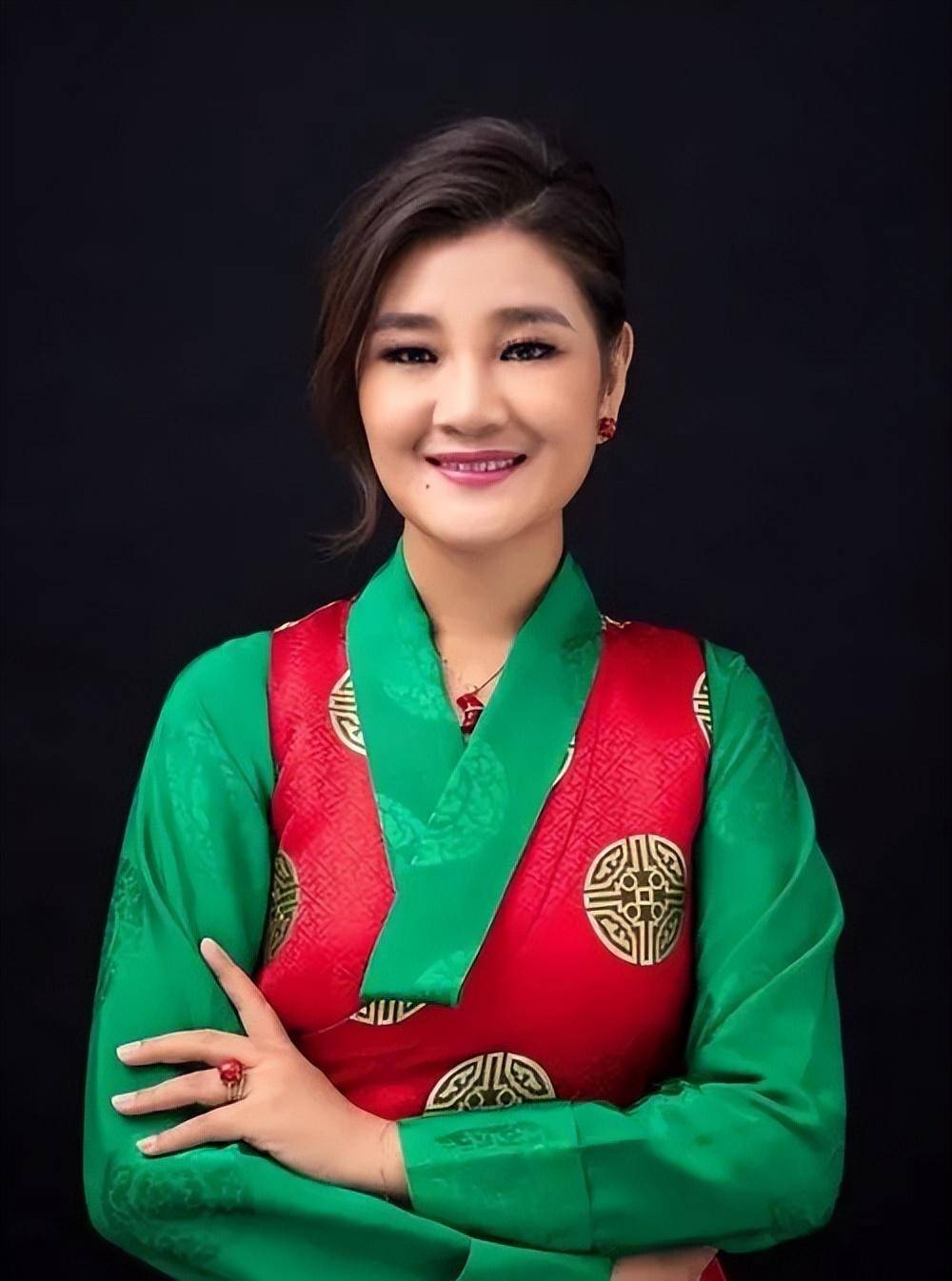 帅哥版歌曲小苹果
:藏族女歌手降央卓玛，靠唱歌赢得幸福人生，却被刀郎告上法庭