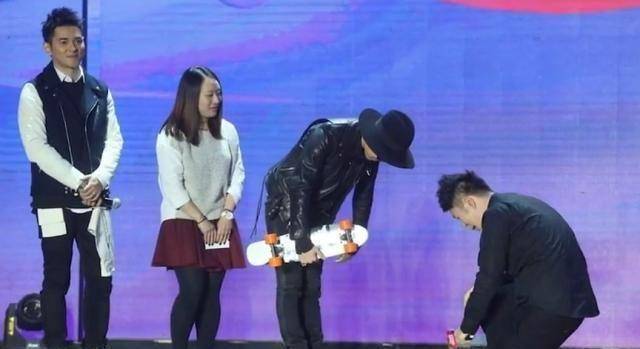 韩国版组合小苹果:这些明星给韩国人下跪，吴京表示不认识，结果被粉丝以死相逼道歉