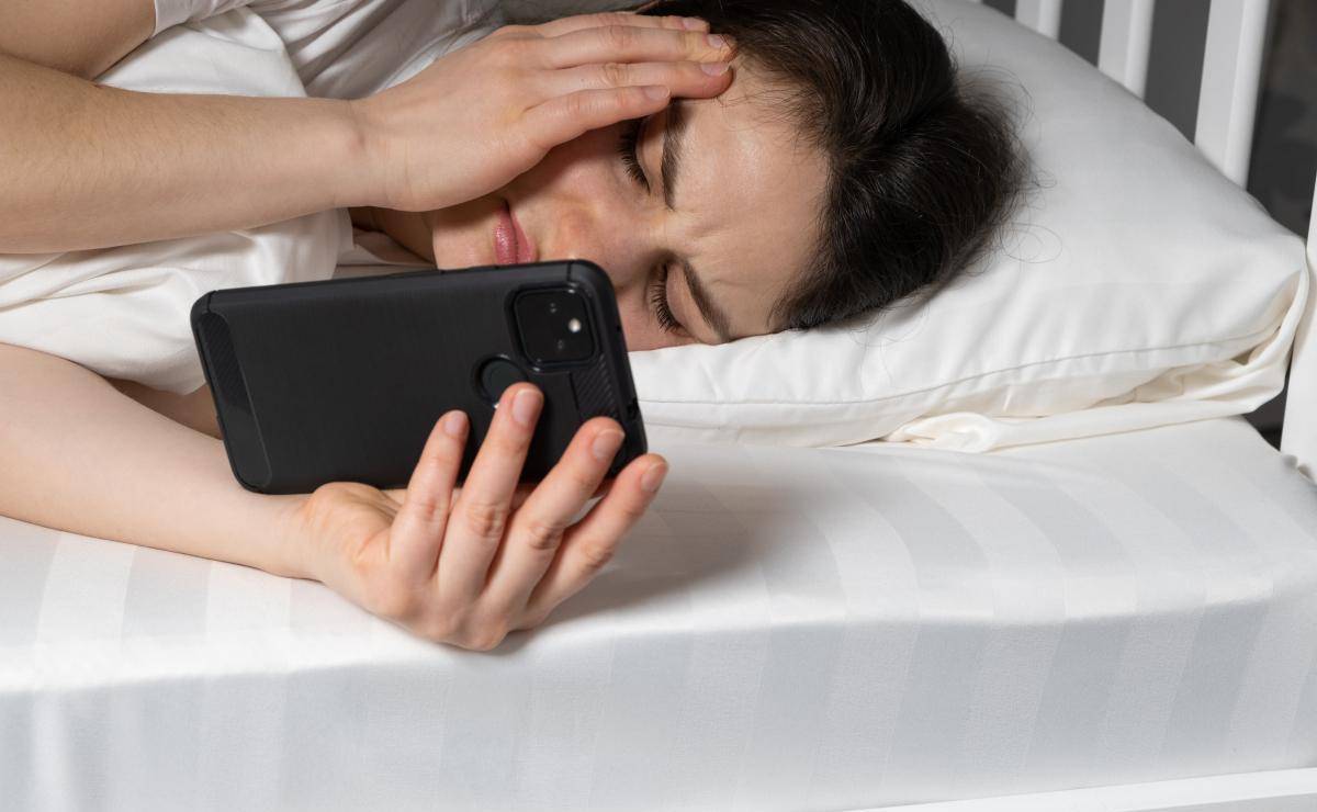 手机健康:惊！侧躺玩手机竟会影响视力和颈椎健康